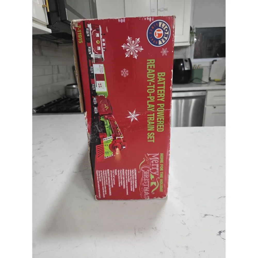 Lionel 7-11915 Home For The Holiday Ready-to-Play set